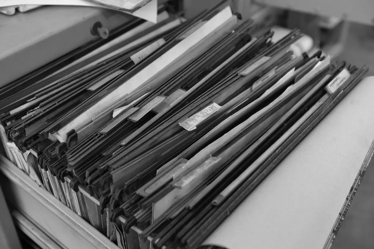 Dossiers suspendus classés dans un tiroir d'archives